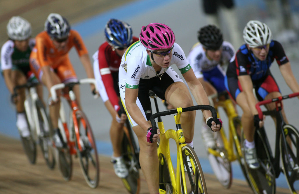 Palma de Mallorca, SPAIN: Australia's Katherine Bates (C) cycles during the Women's points race at the Track Cycling World Championships in Palma de Mallorca, 01 April 2007. AFP PHOTO/JAIME REINA (Photo credit should read JAIME REINA/AFP via Getty Images)