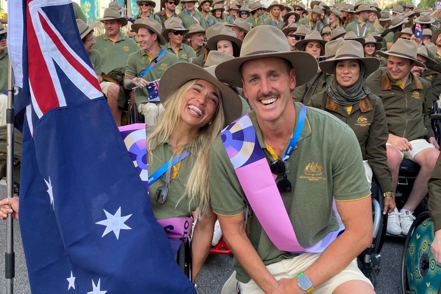 Madison de Rozario and Brendan Hall carry the Australian Flag at the 2024 Opening Ceremony.